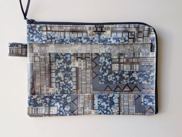 仕切り付き A5 L字ファスナークリアポーチ チューダーベリー リバティ ラミネート ♡「チューダー・ベル」と「ウィルトシャー・ベリー」を独自に組み合わせ、ひねりを加えたひと柄 - 画像 (3)