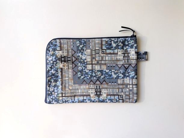 仕切り付き A5 L字ファスナークリアポーチ チューダーベリー リバティ ラミネート ♡「チューダー・ベル」と「ウィルトシャー・ベリー」を独自に組み合わせ、ひねりを加えたひと柄 - 画像 (2)