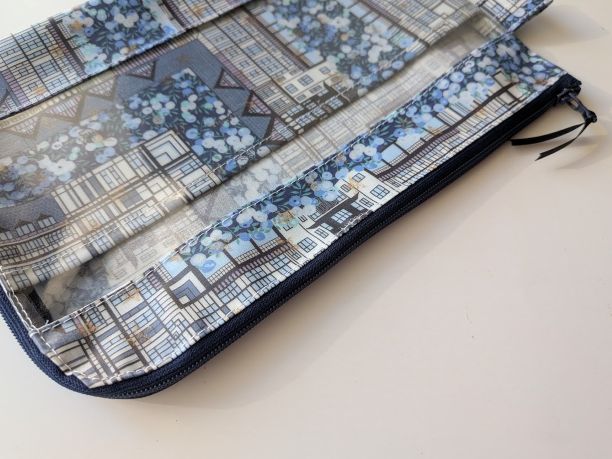 仕切り付き A5 L字ファスナークリアポーチ チューダーベリー リバティ ラミネート ♡「チューダー・ベル」と「ウィルトシャー・ベリー」を独自に組み合わせ、ひねりを加えたひと柄 - 画像 (5)