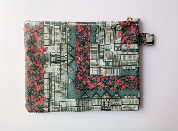 仕切りつきM-3 18.5×15 クリアポーチ チューダーベリー リバティ ラミネート ♡「チューダー・ベル」と「ウィルトシャー・ベリー」を独自に組み合わせ、ひねりを加えたひと柄 - 画像 (2)