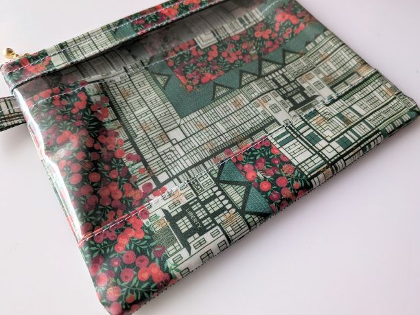 仕切りつきM-3 18.5×15 クリアポーチ チューダーベリー リバティ ラミネート ♡「チューダー・ベル」と「ウィルトシャー・ベリー」を独自に組み合わせ、ひねりを加えたひと柄 - 画像 (3)