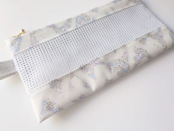 メッシュポーチ 20.5×10.5 歯ブラシケース マルチポーチ ベッツィアングラフィティ リバティ ラミネート ♡「ベッツィ」をフレッシュで楽しくアレンジしました - 画像 (3)