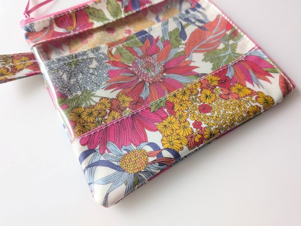 仕切り付きXS L字ファスナー クリアポーチ アンジェリカガーラ リバティ ♡大胆な大花 - 画像 (3)