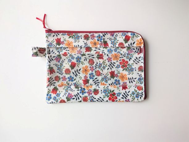 仕切り付き A5 L字ファスナークリアポーチ エデナム リバティ ラミネート ♡スペースのある構図と明るく軽快な柄