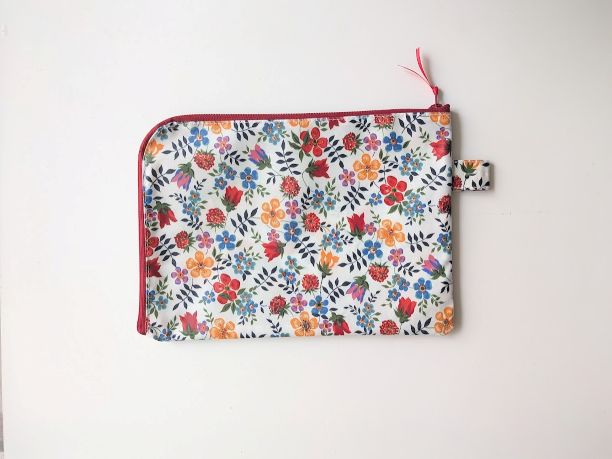 仕切り付き A5 L字ファスナークリアポーチ エデナム リバティ ラミネート ♡スペースのある構図と明るく軽快な柄 - 画像 (2)