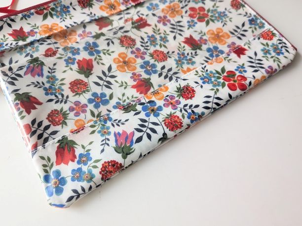 仕切り付き A5 L字ファスナークリアポーチ エデナム リバティ ラミネート ♡スペースのある構図と明るく軽快な柄 - 画像 (3)