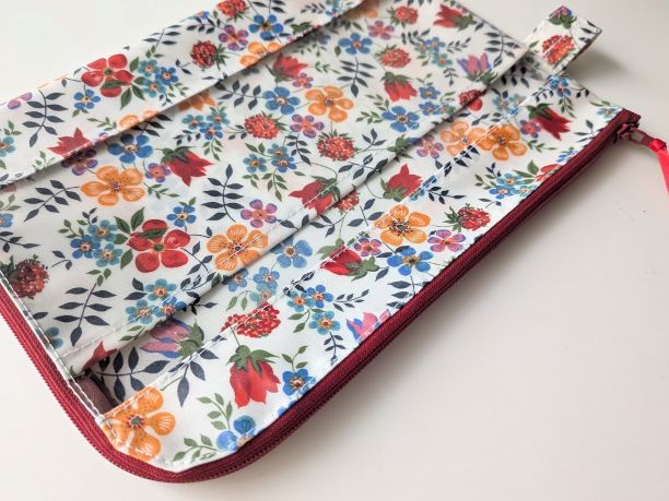 仕切り付き A5 L字ファスナークリアポーチ エデナム リバティ ラミネート ♡スペースのある構図と明るく軽快な柄 - 画像 (4)
