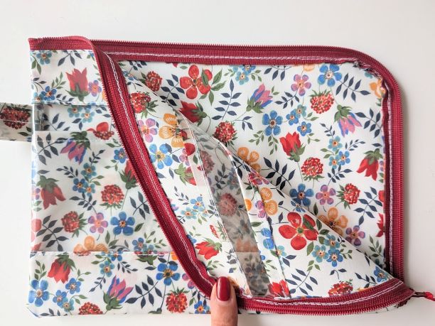 仕切り付き A5 L字ファスナークリアポーチ エデナム リバティ ラミネート ♡スペースのある構図と明るく軽快な柄 - 画像 (5)