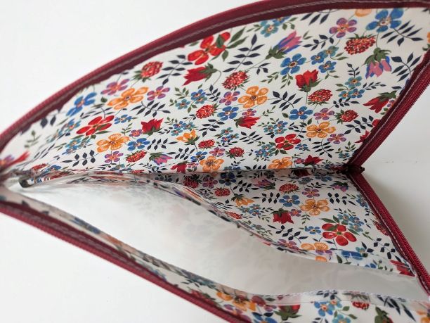 仕切り付き A5 L字ファスナークリアポーチ エデナム リバティ ラミネート ♡スペースのある構図と明るく軽快な柄 - 画像 (6)