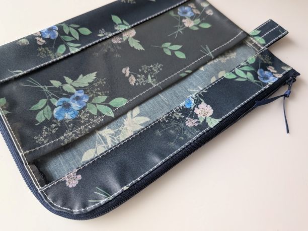 仕切り付き B6 L字ファスナークリアポーチ イルマズブーケ リバティ ラミネート ♡「Irma」を“Bouquet(ブーケ)”にしたメルシーならではの特別柄 - 画像 (4)