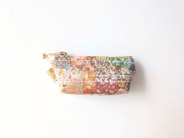 携帯ゴミ袋ケース アーカイブパッチワーク リバティ ラミネート ♡伝統的なペイズリーからモダンなジオメトリック、シグネチャーの花柄まで、57のデザインがそれぞれユニークな瞬間を表現 - 画像 (2)