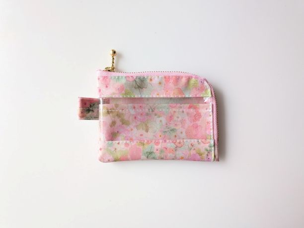 仕切り付きA7 L字ファスナークリアポーチ ホリーホックス リバティ ラミネート カードサイズ ♡典型的なイングリッシュガーデンに咲く沢山のタチアオイからインスピレーションを受け水彩で描かれました