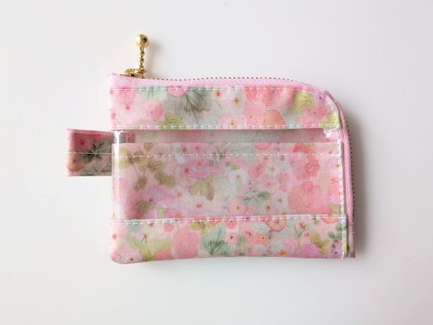 仕切り付きA7 L字ファスナークリアポーチ ホリーホックス リバティ ラミネート カードサイズ ♡典型的なイングリッシュガーデンに咲く沢山のタチアオイからインスピレーションを受け水彩で描かれました - 画像 (2)