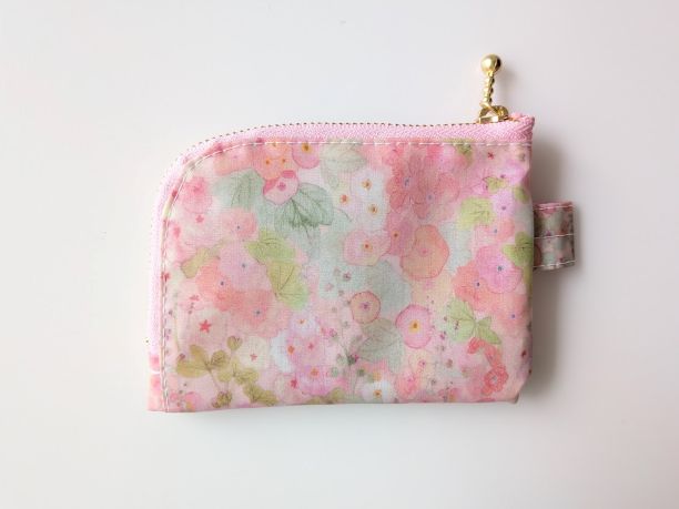 仕切り付きA7 L字ファスナークリアポーチ ホリーホックス リバティ ラミネート カードサイズ ♡典型的なイングリッシュガーデンに咲く沢山のタチアオイからインスピレーションを受け水彩で描かれました - 画像 (3)