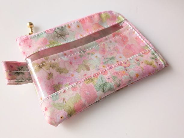 仕切り付きA7 L字ファスナークリアポーチ ホリーホックス リバティ ラミネート カードサイズ ♡典型的なイングリッシュガーデンに咲く沢山のタチアオイからインスピレーションを受け水彩で描かれました - 画像 (4)