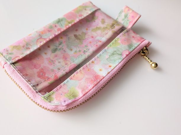 仕切り付きA7 L字ファスナークリアポーチ ホリーホックス リバティ ラミネート カードサイズ ♡典型的なイングリッシュガーデンに咲く沢山のタチアオイからインスピレーションを受け水彩で描かれました - 画像 (5)