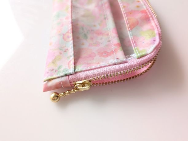 仕切り付きA7 L字ファスナークリアポーチ ホリーホックス リバティ ラミネート カードサイズ ♡典型的なイングリッシュガーデンに咲く沢山のタチアオイからインスピレーションを受け水彩で描かれました - 画像 (6)