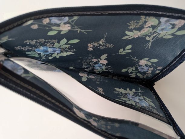 仕切り付き B6 L字ファスナークリアポーチ イルマズブーケ リバティ ラミネート ♡「Irma」を“Bouquet(ブーケ)”にしたメルシーならではの特別柄 - 画像 (6)