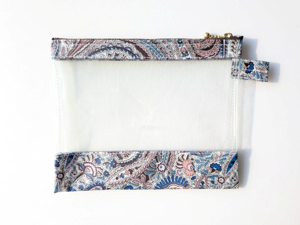 M 18×15 クリアポーチ アビーロード リバティ ラミネート ♡葉と羽の様なペイズリーが波打つような動きを醸し出します。 - 画像 (2)