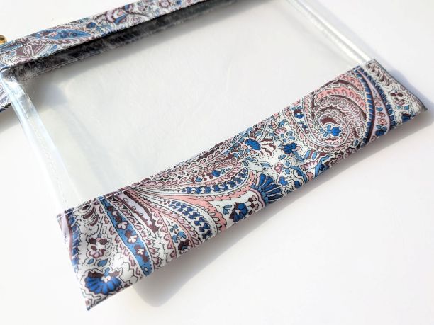 M 18×15 クリアポーチ アビーロード リバティ ラミネート ♡葉と羽の様なペイズリーが波打つような動きを醸し出します。 - 画像 (3)