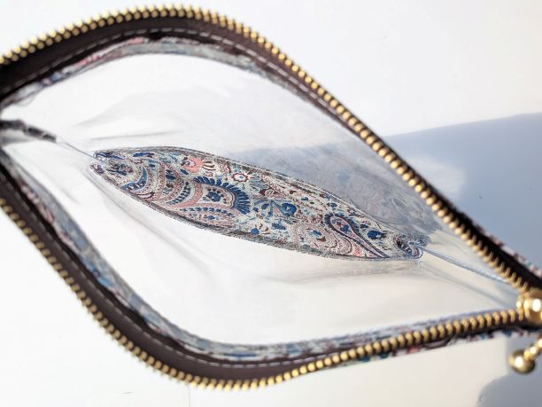 M 18×15 クリアポーチ アビーロード リバティ ラミネート ♡葉と羽の様なペイズリーが波打つような動きを醸し出します。 - 画像 (5)