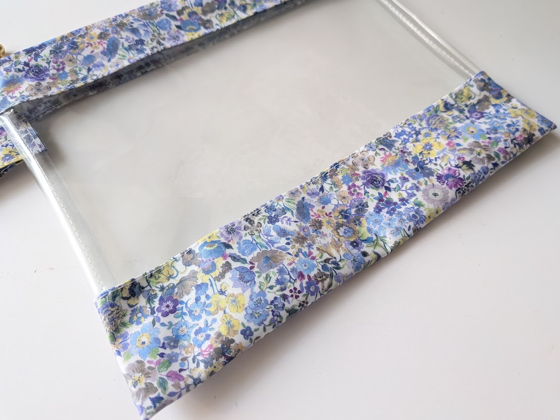 L 22×18 クリアポーチ クラシックガーデン リバティ ラミネート ♡リバティで最も有名で愛されている定番柄の見事な饗宴です - 画像 (3)