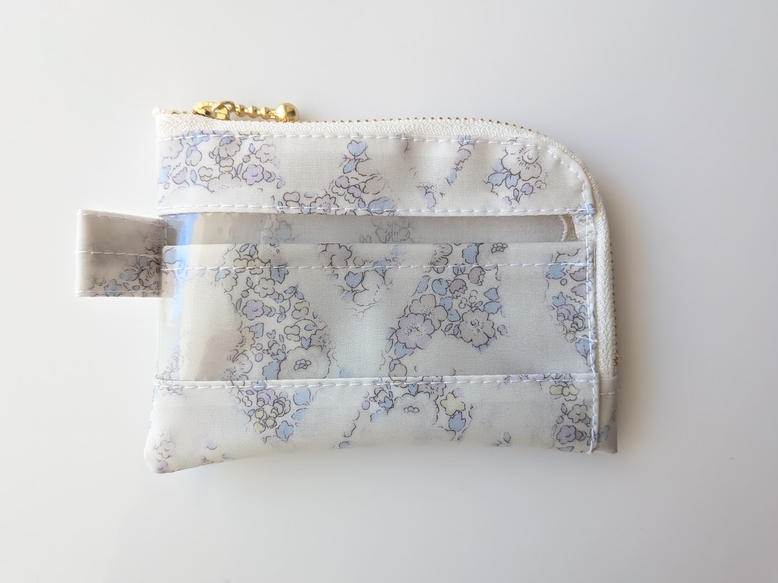 仕切り付きA7 L字ファスナークリアポーチ ベッツィアングラフィティ リバティ ラミネート カードサイズ ♡リバティの象徴的な花柄の上にスプレーで描かれたハートが並べられ、魅力的デザインが誕生 - 画像 (2)