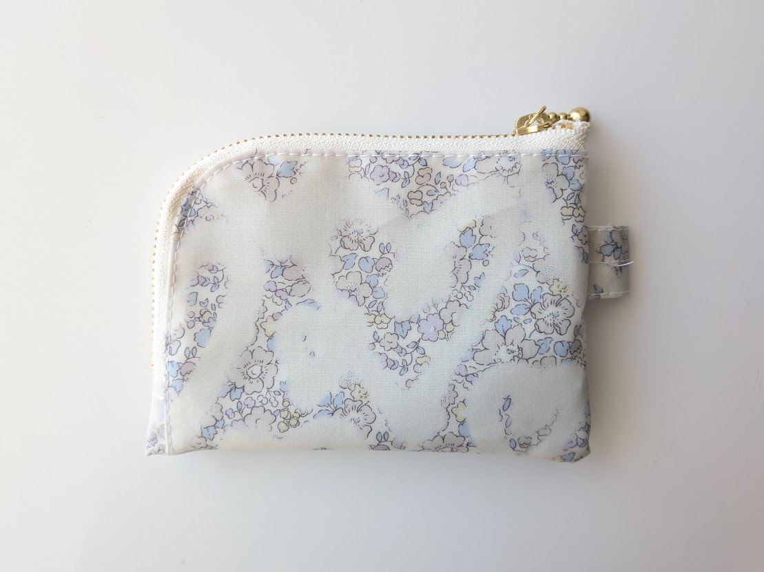 仕切り付きA7 L字ファスナークリアポーチ ベッツィアングラフィティ リバティ ラミネート カードサイズ ♡リバティの象徴的な花柄の上にスプレーで描かれたハートが並べられ、魅力的デザインが誕生 - 画像 (3)