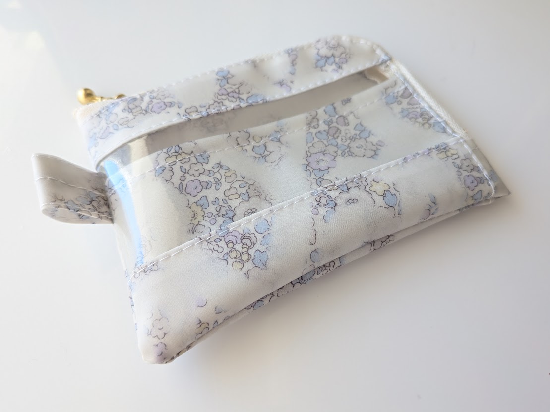 仕切り付きA7 L字ファスナークリアポーチ ベッツィアングラフィティ リバティ ラミネート カードサイズ ♡リバティの象徴的な花柄の上にスプレーで描かれたハートが並べられ、魅力的デザインが誕生 - 画像 (4)