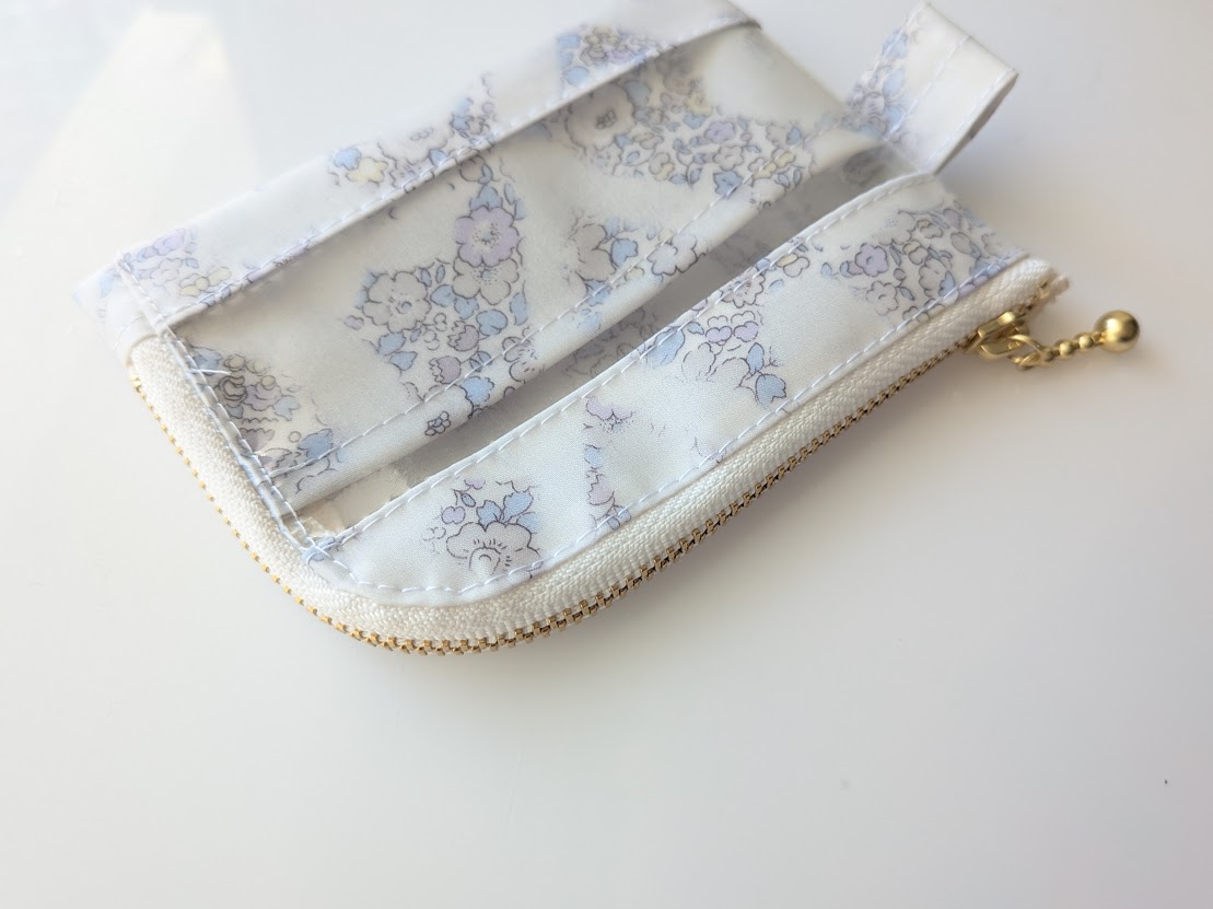 仕切り付きA7 L字ファスナークリアポーチ ベッツィアングラフィティ リバティ ラミネート カードサイズ ♡リバティの象徴的な花柄の上にスプレーで描かれたハートが並べられ、魅力的デザインが誕生 - 画像 (5)