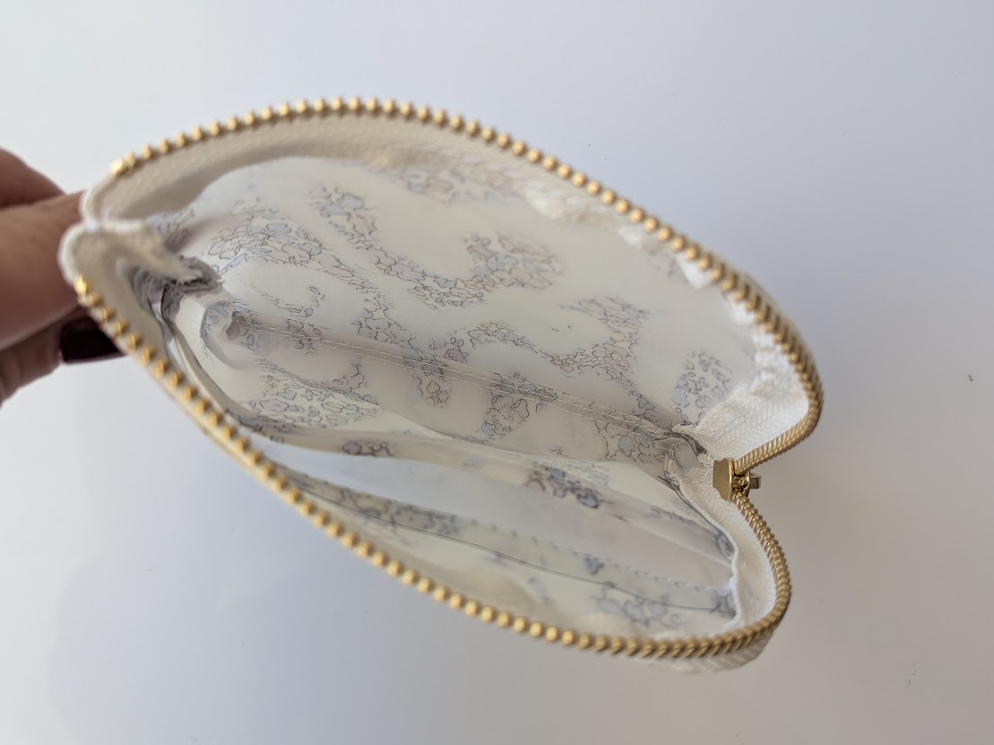 仕切り付きA7 L字ファスナークリアポーチ ベッツィアングラフィティ リバティ ラミネート カードサイズ ♡リバティの象徴的な花柄の上にスプレーで描かれたハートが並べられ、魅力的デザインが誕生 - 画像 (6)