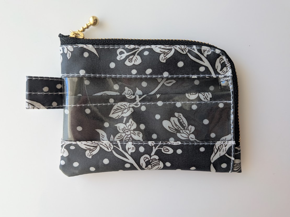 仕切り付きA7 L字ファスナークリアポーチ マロリー リバティ ラミネート カードサイズ ♡水玉のベースデザインに手描きで、東洋の花々が上に向かってレイアウトされた柄 - 画像 (2)