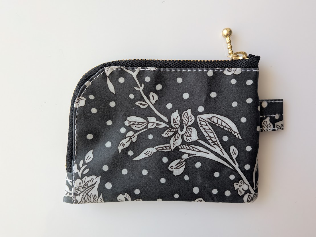 仕切り付きA7 L字ファスナークリアポーチ マロリー リバティ ラミネート カードサイズ ♡水玉のベースデザインに手描きで、東洋の花々が上に向かってレイアウトされた柄 - 画像 (3)