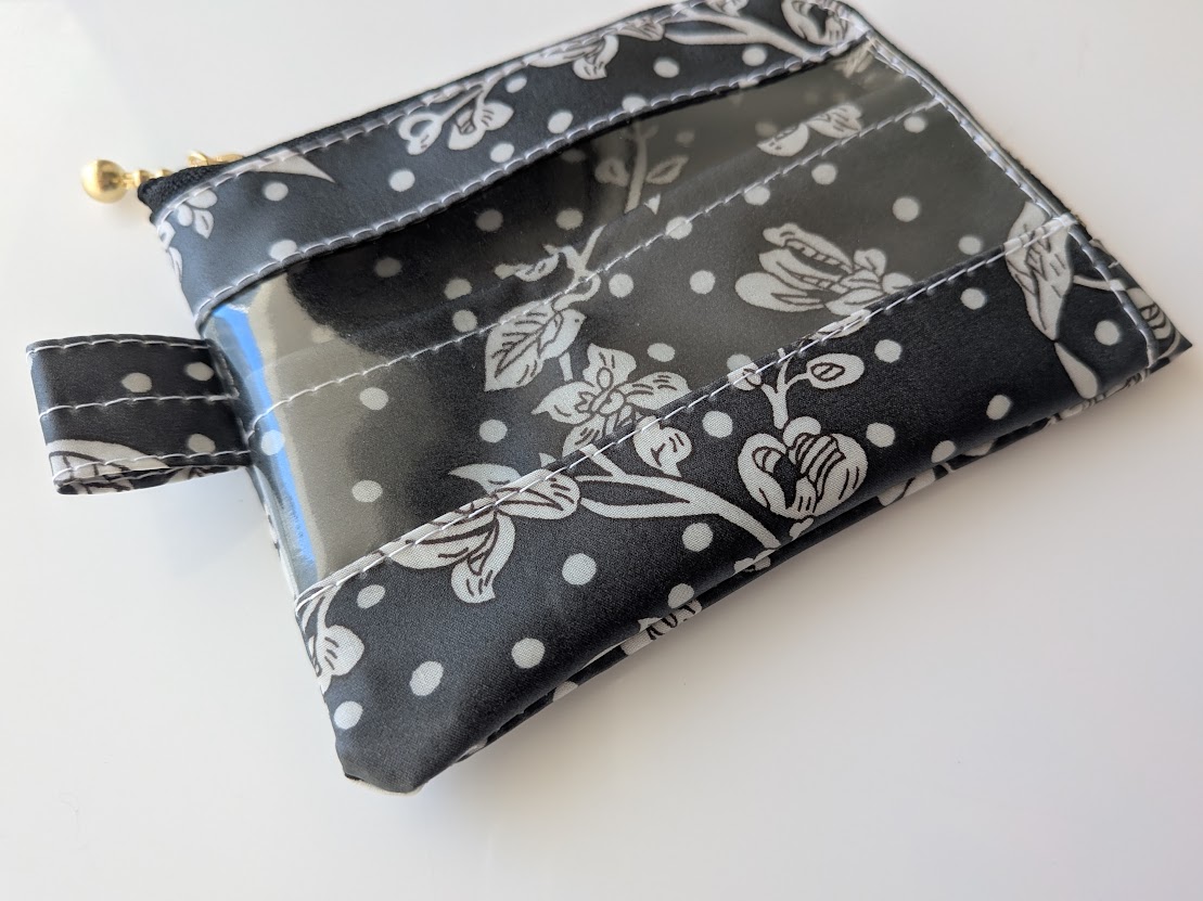 仕切り付きA7 L字ファスナークリアポーチ マロリー リバティ ラミネート カードサイズ ♡水玉のベースデザインに手描きで、東洋の花々が上に向かってレイアウトされた柄 - 画像 (4)