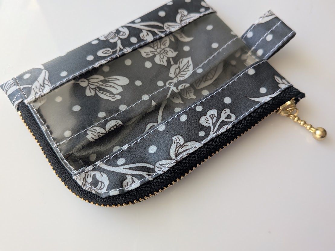 仕切り付きA7 L字ファスナークリアポーチ マロリー リバティ ラミネート カードサイズ ♡水玉のベースデザインに手描きで、東洋の花々が上に向かってレイアウトされた柄 - 画像 (5)