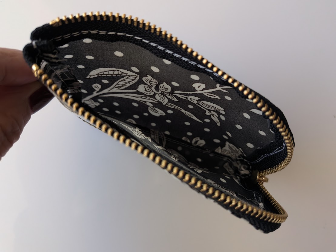 仕切り付きA7 L字ファスナークリアポーチ マロリー リバティ ラミネート カードサイズ ♡水玉のベースデザインに手描きで、東洋の花々が上に向かってレイアウトされた柄 - 画像 (7)