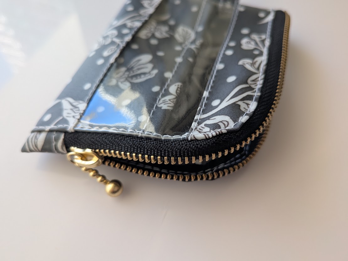 仕切り付きA7 L字ファスナークリアポーチ マロリー リバティ ラミネート カードサイズ ♡水玉のベースデザインに手描きで、東洋の花々が上に向かってレイアウトされた柄 - 画像 (6)