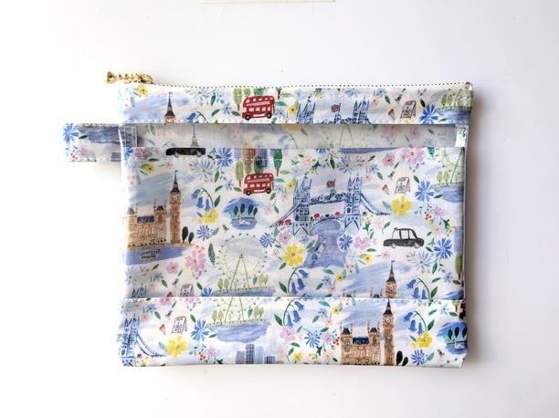 仕切りつきM-3 18.5×15 クリアポーチ プライドアンドブルーム リバティ ラミネート ♡ロンドンの街を象徴する風景を表情豊かなインクのスケッチで表現し、街の生活を魅力的に描いた柄
