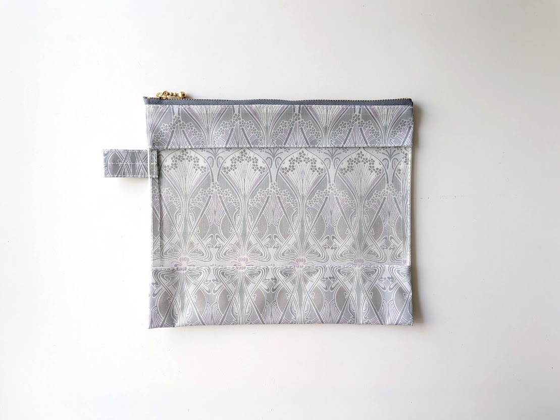 L-3 22×18 クリアポーチ アイアンシ リバティ ラミネート ♡アイアンシとは、ギリシャ語でスミレや紫の小さな花を意味するため、スミレをモチーフにしたとも思われています