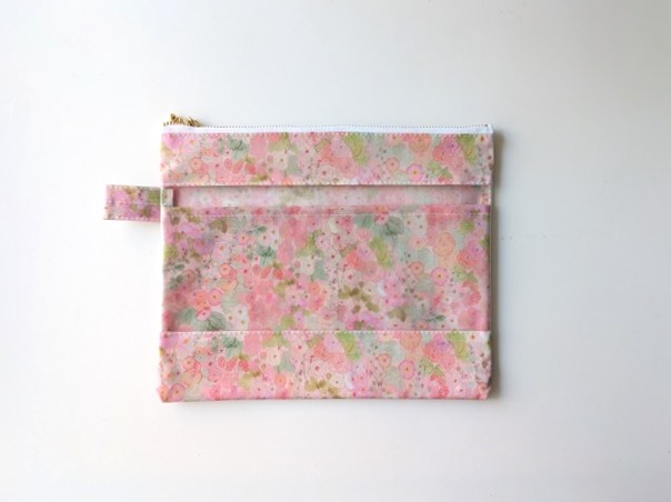 仕切り付きL-3 22×18 クリアポーチ ホリーホックス リバティ ラミナート ♡典型的なイングリッシュガーデンに咲く沢山のタチアオイからインスピレーションを受け水彩で描かれました