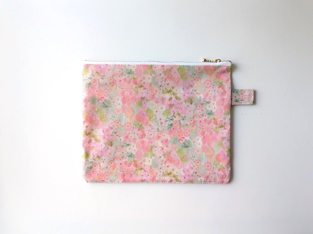 仕切り付きL-3 22×18 クリアポーチ ホリーホックス リバティ ラミナート ♡典型的なイングリッシュガーデンに咲く沢山のタチアオイからインスピレーションを受け水彩で描かれました - 画像 (2)