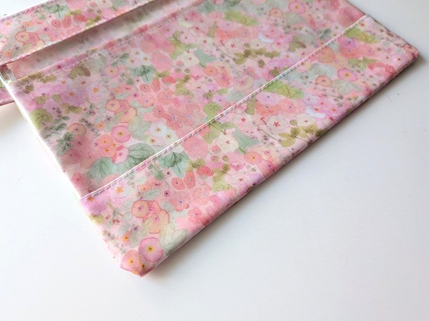 仕切り付きL-3 22×18 クリアポーチ ホリーホックス リバティ ラミナート ♡典型的なイングリッシュガーデンに咲く沢山のタチアオイからインスピレーションを受け水彩で描かれました - 画像 (3)