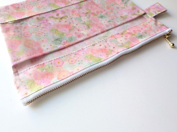 仕切り付きL-3 22×18 クリアポーチ ホリーホックス リバティ ラミナート ♡典型的なイングリッシュガーデンに咲く沢山のタチアオイからインスピレーションを受け水彩で描かれました - 画像 (4)