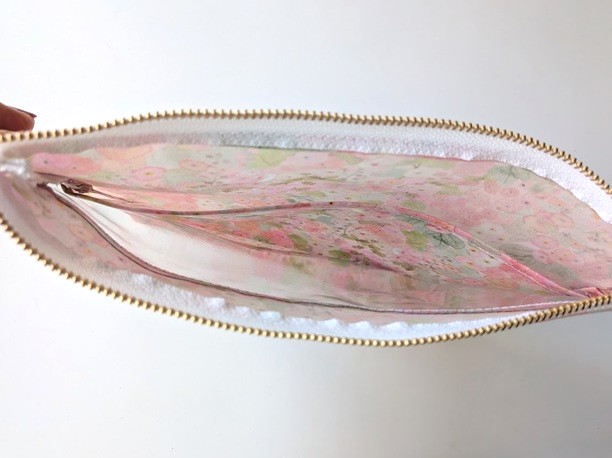 仕切り付きL-3 22×18 クリアポーチ ホリーホックス リバティ ラミナート ♡典型的なイングリッシュガーデンに咲く沢山のタチアオイからインスピレーションを受け水彩で描かれました - 画像 (5)