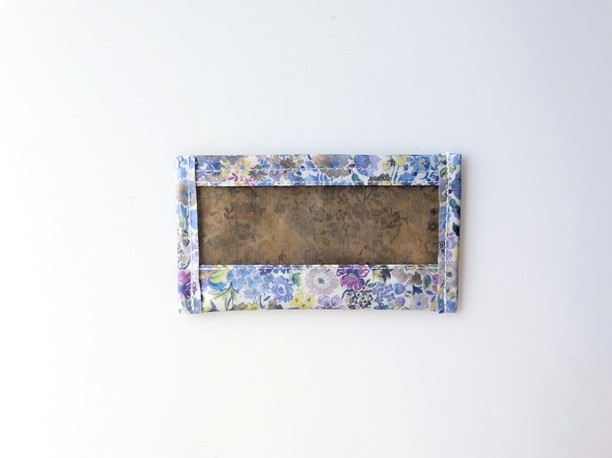 【数量限定】ポケットポーチ カードサイズ クラシックガーデン リバティ ラミネート ♡リバティのクラシック・デザインから厳選された花々を縮小しソフトな水彩で手描きし、クラシックな花々の草原を表現 - 画像 (2)