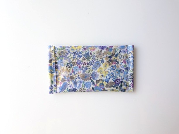 【数量限定】ポケットポーチ カードサイズ クラシックガーデン リバティ ラミネート ♡リバティのクラシック・デザインから厳選された花々を縮小しソフトな水彩で手描きし、クラシックな花々の草原を表現 - 画像 (3)