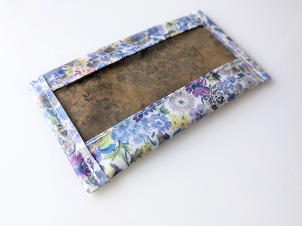 【数量限定】ポケットポーチ カードサイズ クラシックガーデン リバティ ラミネート ♡リバティのクラシック・デザインから厳選された花々を縮小しソフトな水彩で手描きし、クラシックな花々の草原を表現 - 画像 (4)