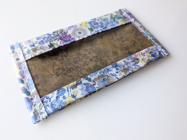 【数量限定】ポケットポーチ カードサイズ クラシックガーデン リバティ ラミネート ♡リバティのクラシック・デザインから厳選された花々を縮小しソフトな水彩で手描きし、クラシックな花々の草原を表現 - 画像 (5)