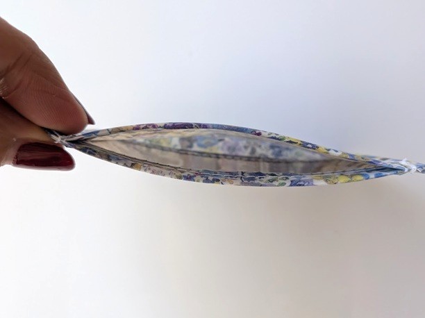 【数量限定】ポケットポーチ カードサイズ クラシックガーデン リバティ ラミネート ♡リバティのクラシック・デザインから厳選された花々を縮小しソフトな水彩で手描きし、クラシックな花々の草原を表現 - 画像 (6)