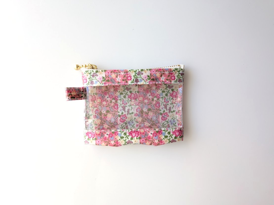 xxs-3 カードサイズ クリアポーチ ヘリオット リバティ ラミネート ♡1977年にリバティのために手描きでデザインされた美しい植物柄です